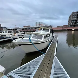 Botel Suesses Motorboot - Ueberseestadt